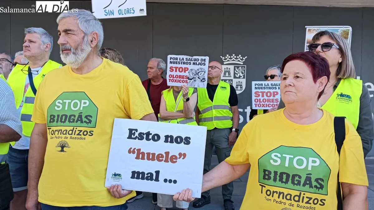 La plataforma Cuidamos Villamayor se manifiesta ante la Junta en Salamanca para exigir la dimisión de Eloy Ruiz por los malos olores y los planes de biogás | FOTOS: T.S