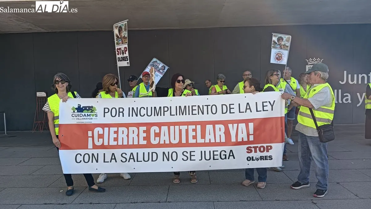 La plataforma Cuidamos Villamayor se manifiesta ante la Junta en Salamanca para exigir la dimisión de Eloy Ruiz por los malos olores y los planes de biogás | FOTOS: T.S