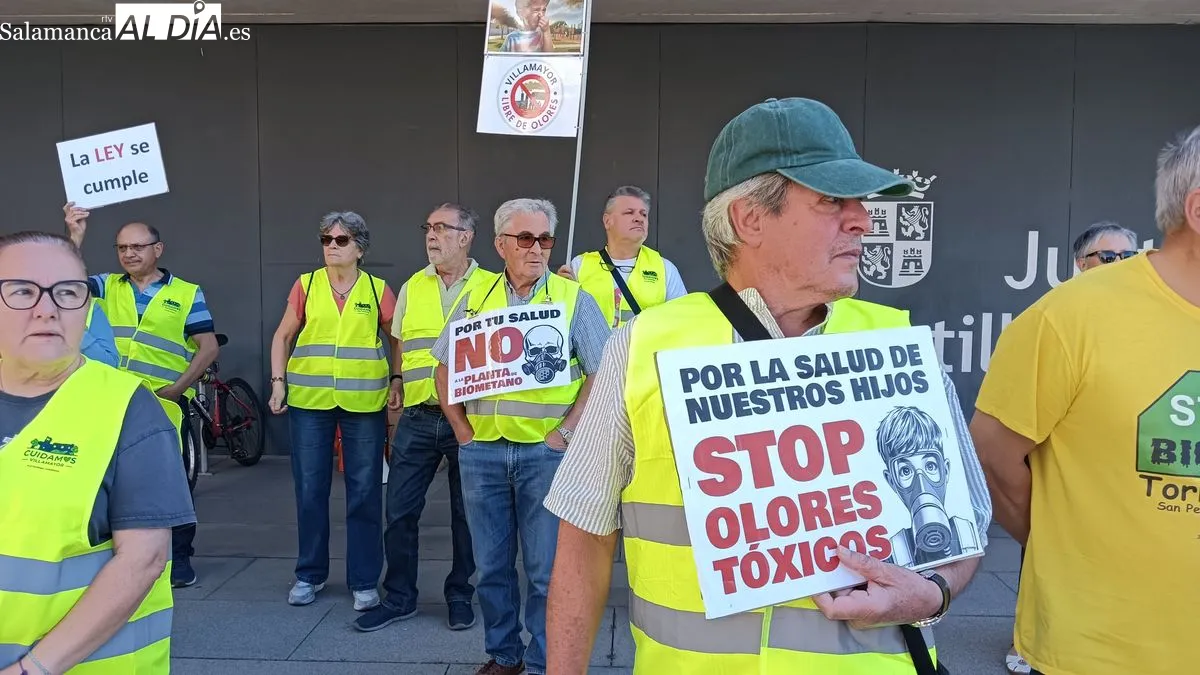 La plataforma Cuidamos Villamayor se manifiesta ante la Junta en Salamanca para exigir la dimisión de Eloy Ruiz por los malos olores y los planes de biogás | FOTOS: T.S