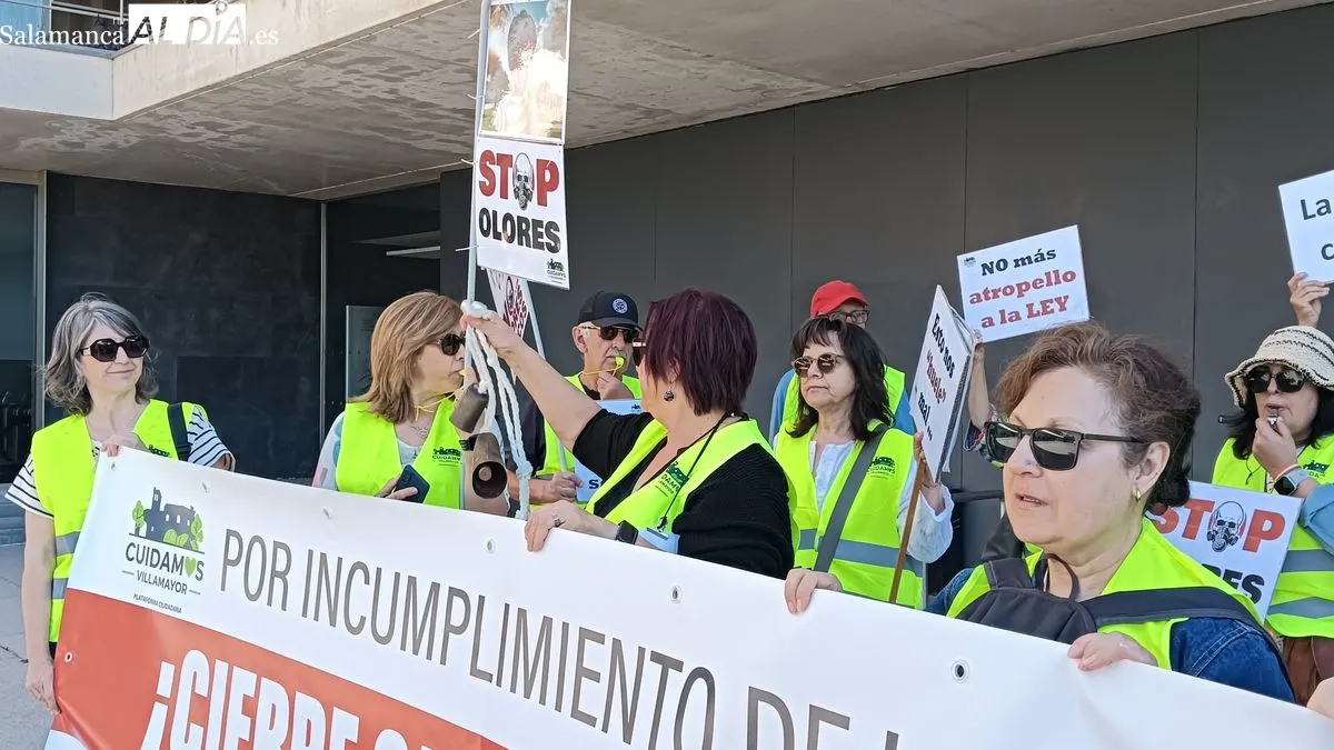 La plataforma Cuidamos Villamayor se manifiesta ante la Junta en Salamanca para exigir la dimisión de Eloy Ruiz por los malos olores y los planes de biogás | FOTOS: T.S