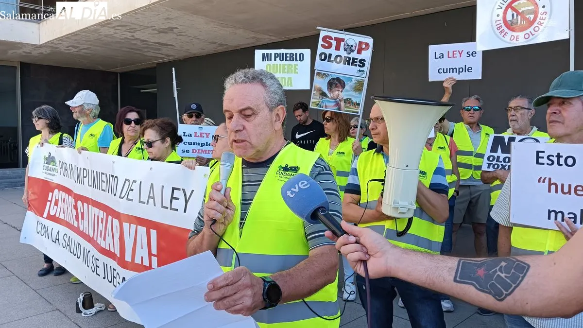 La plataforma Cuidamos Villamayor se manifiesta ante la Junta en Salamanca para exigir la dimisión de Eloy Ruiz por los malos olores y los planes de biogás | FOTOS: T.S