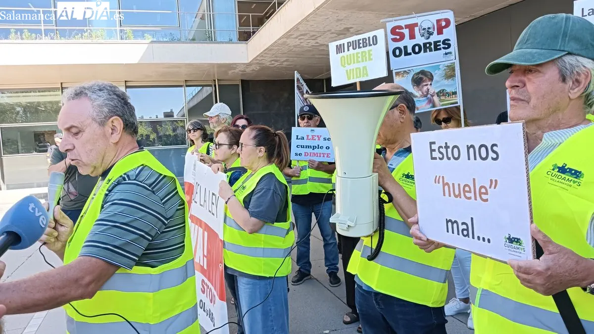 La plataforma Cuidamos Villamayor se manifiesta ante la Junta en Salamanca para exigir la dimisión de Eloy Ruiz por los malos olores y los planes de biogás | FOTOS: T.S