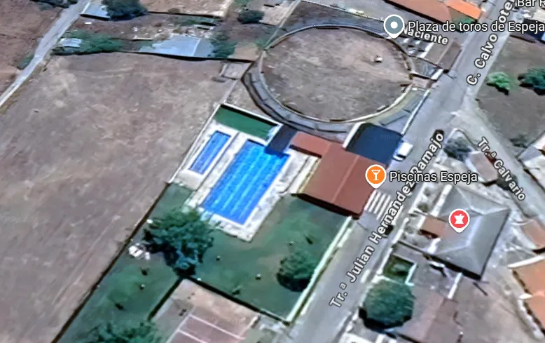 Espeja licita la gestión de su piscina y bar para el verano