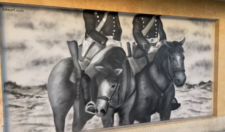 Un mural en blanco y negro rescata la Guardia Civil de caballería de Villares | FOTOS: Perfil de Instagram: kikeartmd