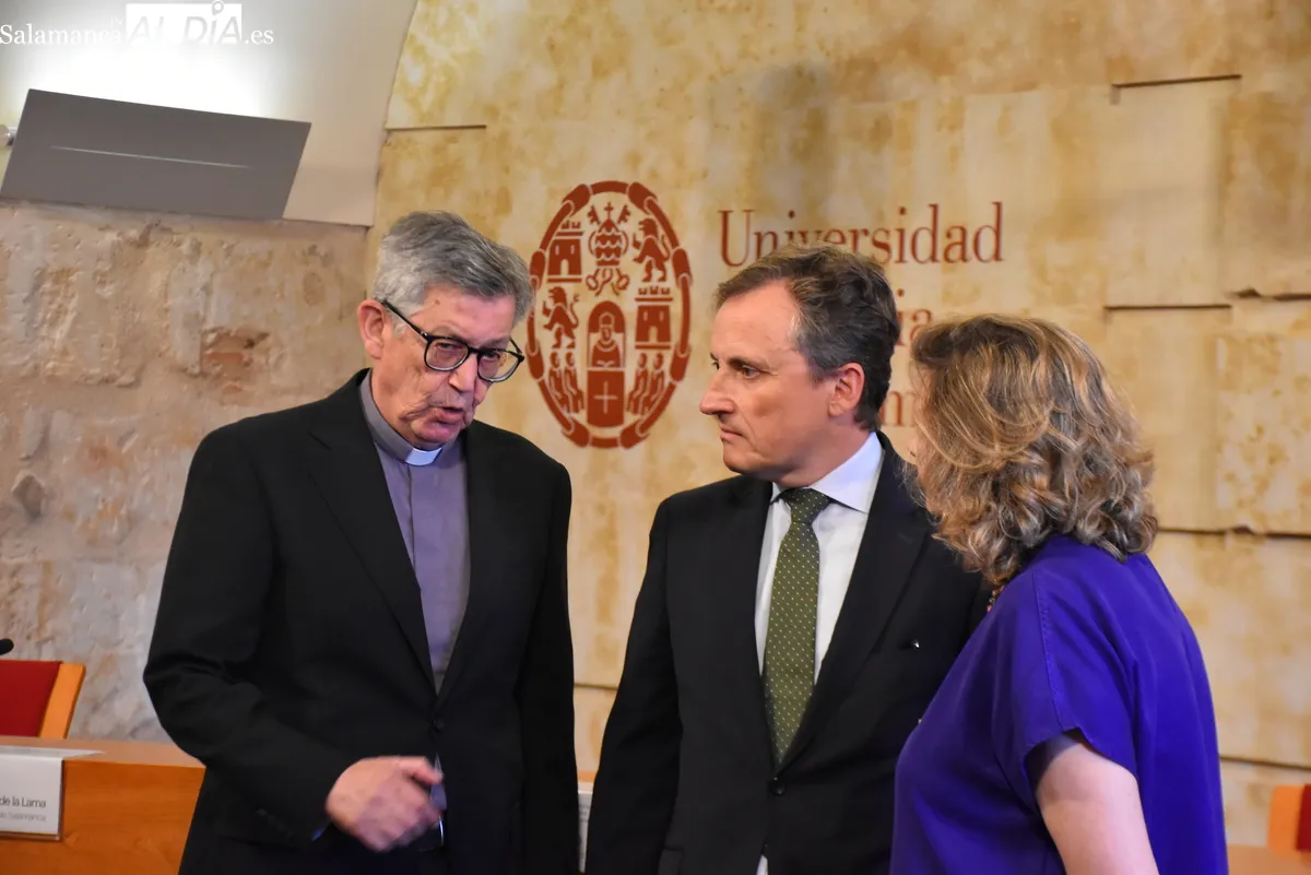 Firma de la Cátedra Éfeso, que buscar mejorar la salud y la calidad de vida de pacientes oncológicos. Fotos de Miguel González