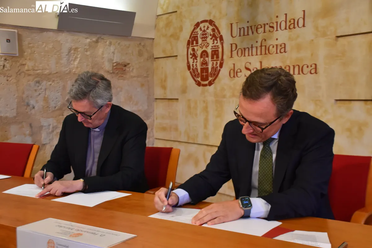 Firma de la Cátedra Éfeso, que buscar mejorar la salud y la calidad de vida de pacientes oncológicos. Fotos de Miguel González