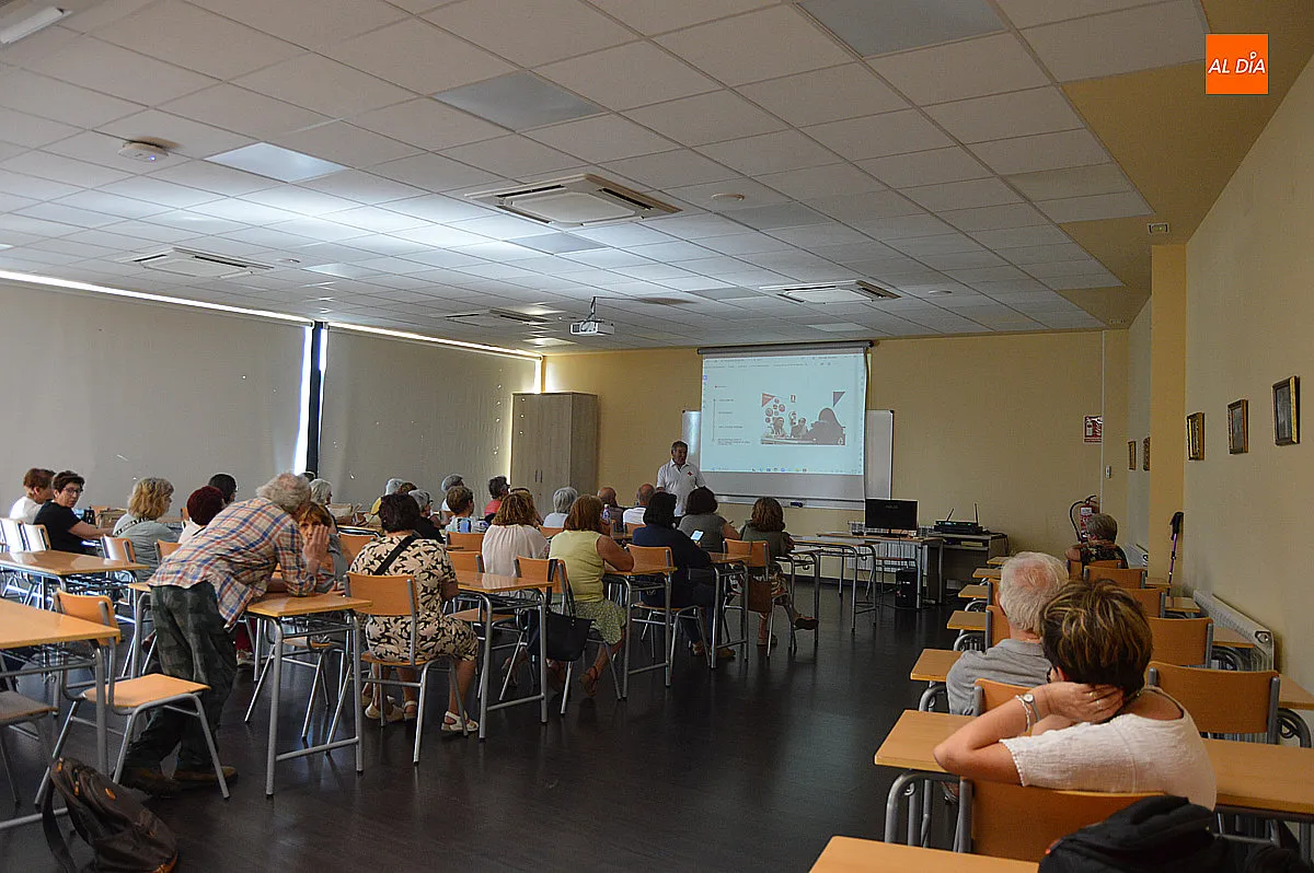 Charla de AFAD bajo el título “Recursos disponibles para mejorar nuestro día a día”