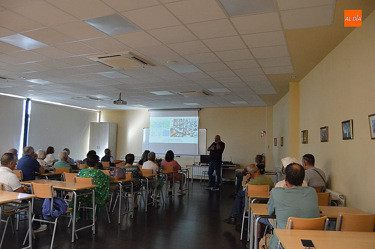 Foto 2 - Antonio Aretxabala invit&oacute; a reflexionar sobre los l&iacute;mites del planeta en la UNED