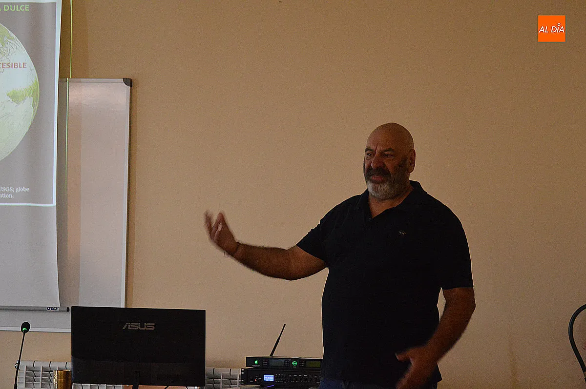 Foto 3 - Antonio Aretxabala invit&oacute; a reflexionar sobre los l&iacute;mites del planeta en la UNED