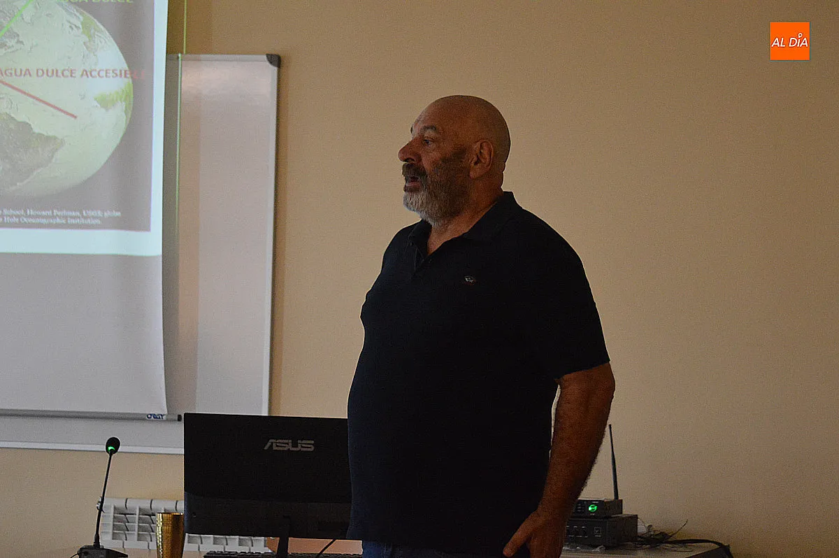 Foto 5 - Antonio Aretxabala invit&oacute; a reflexionar sobre los l&iacute;mites del planeta en la UNED