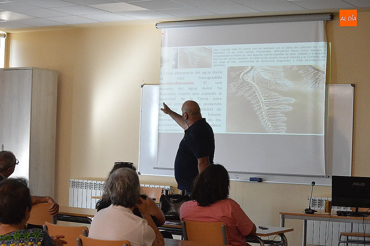 Foto 6 - Antonio Aretxabala invit&oacute; a reflexionar sobre los l&iacute;mites del planeta en la UNED