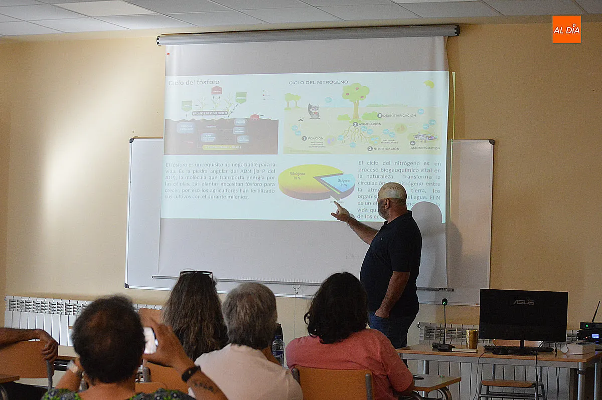 Foto 7 - Antonio Aretxabala invit&oacute; a reflexionar sobre los l&iacute;mites del planeta en la UNED