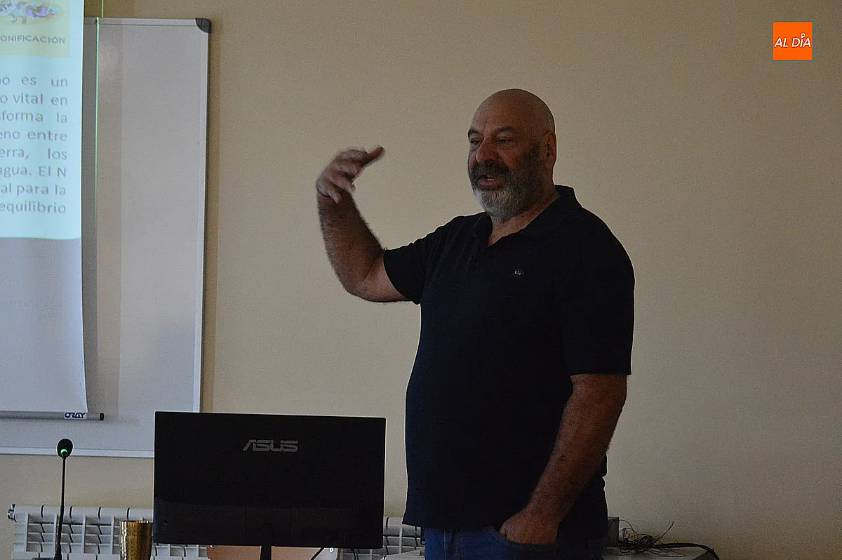 Foto 8 - Antonio Aretxabala invit&oacute; a reflexionar sobre los l&iacute;mites del planeta en la UNED