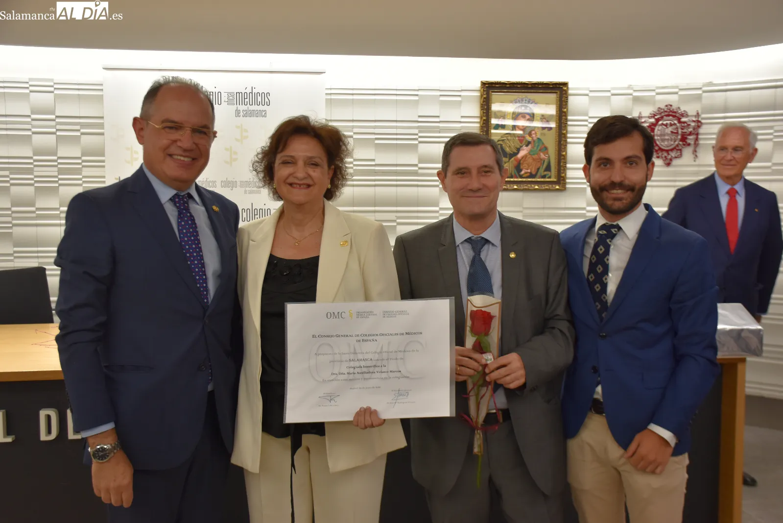 Entrega de medallas a 67 jubilados en el colegio de medicos. Fotos de Miguel González