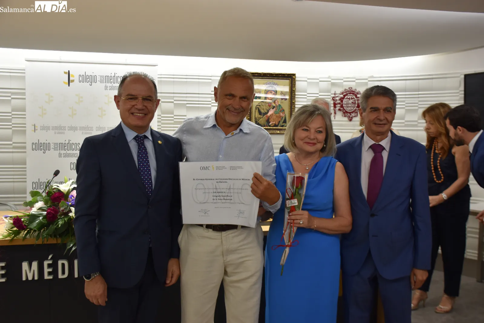 Entrega de medallas a 67 jubilados en el colegio de medicos. Fotos de Miguel González