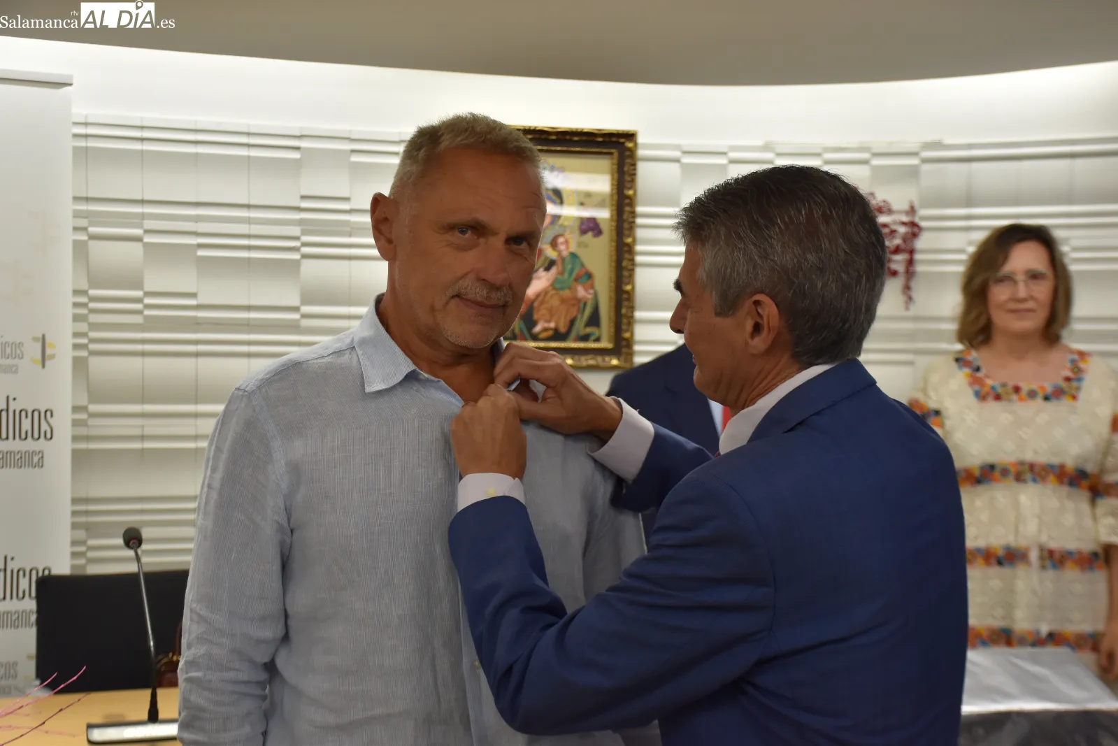 Entrega de medallas a 67 jubilados en el colegio de medicos. Fotos de Miguel González