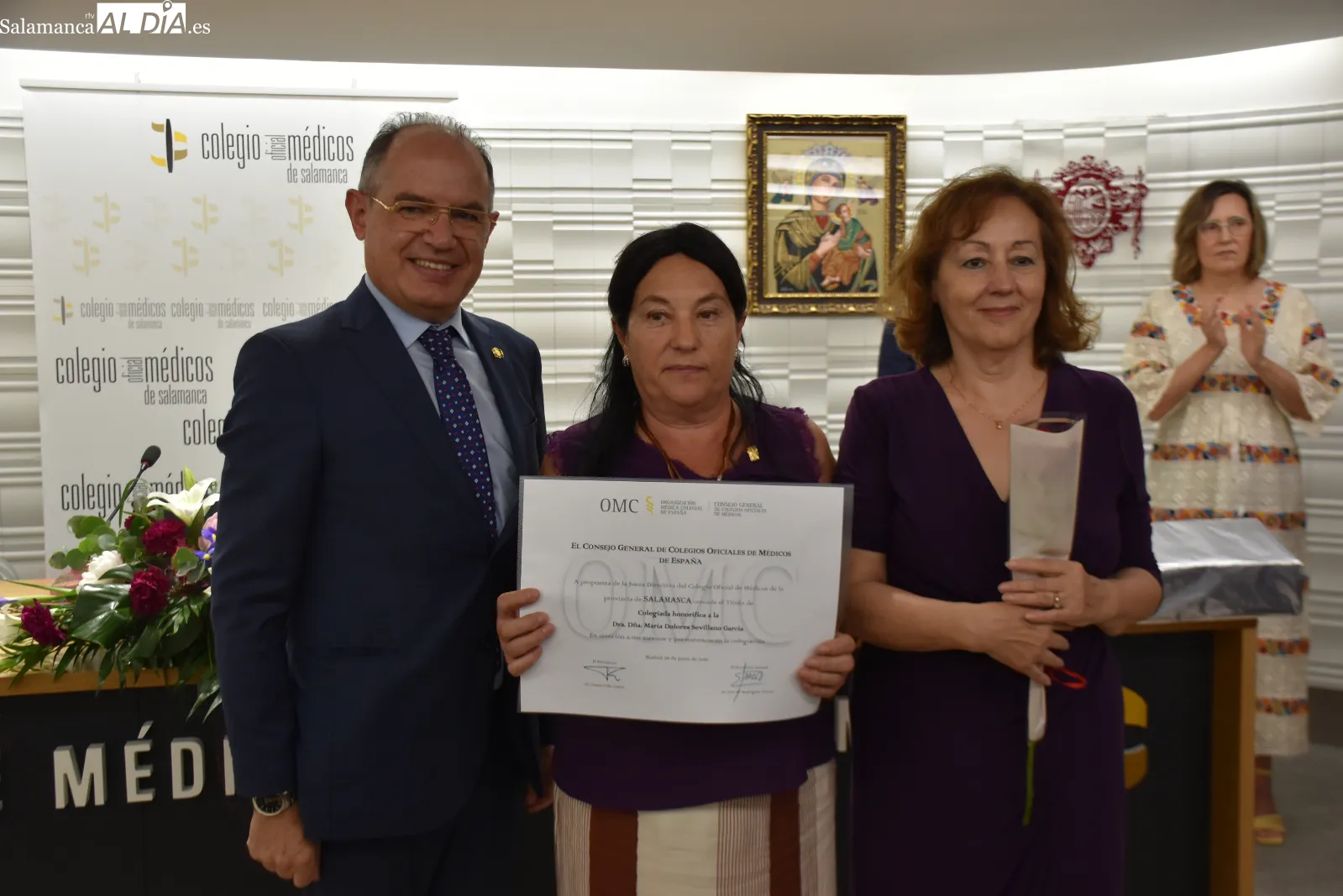 Entrega de medallas a 67 jubilados en el colegio de medicos. Fotos de Miguel González