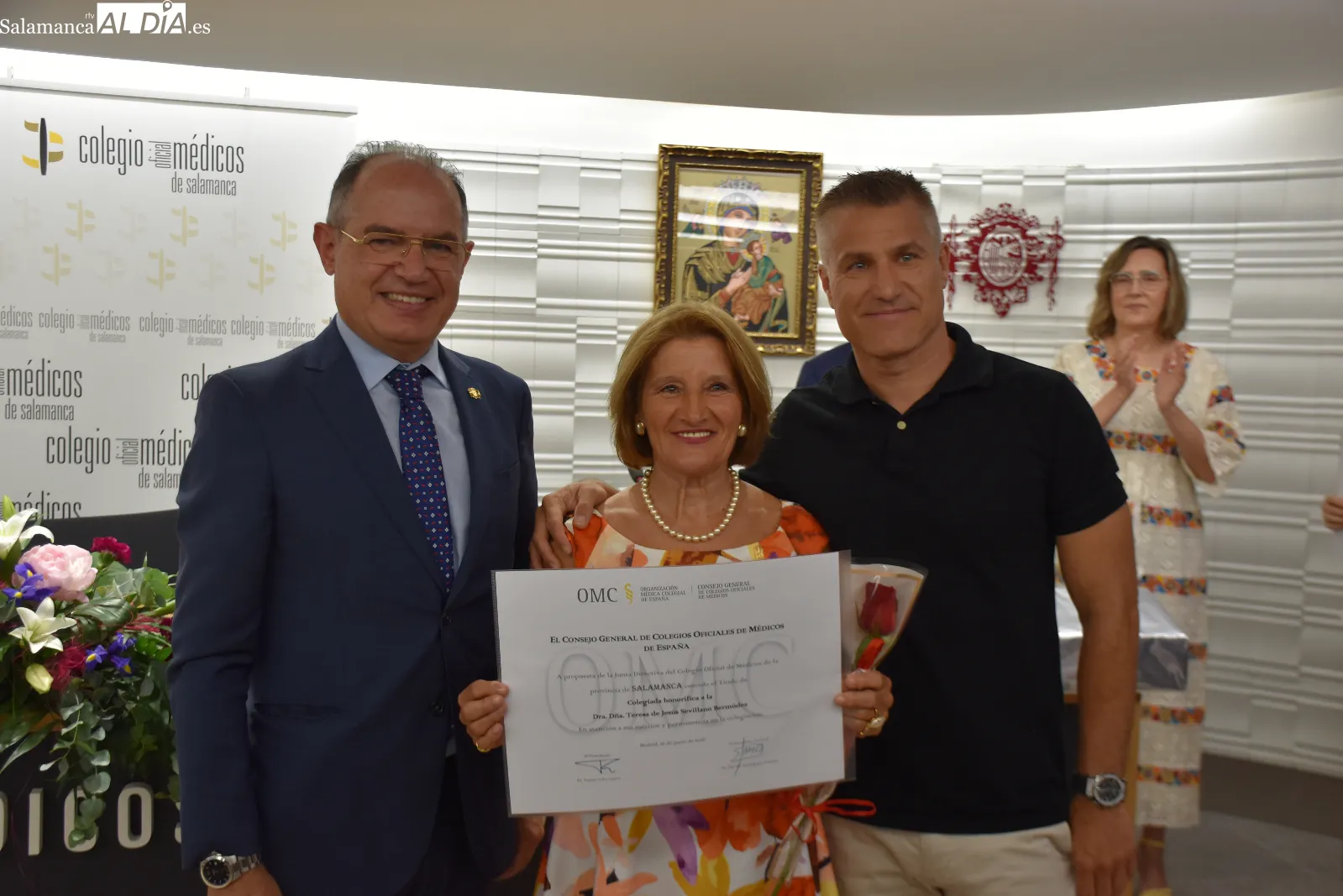Entrega de medallas a 67 jubilados en el colegio de medicos. Fotos de Miguel González