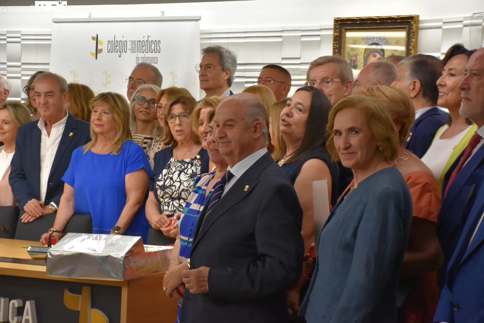 Entrega de medallas a 67 jubilados en el colegio de medicos. Fotos de Miguel González