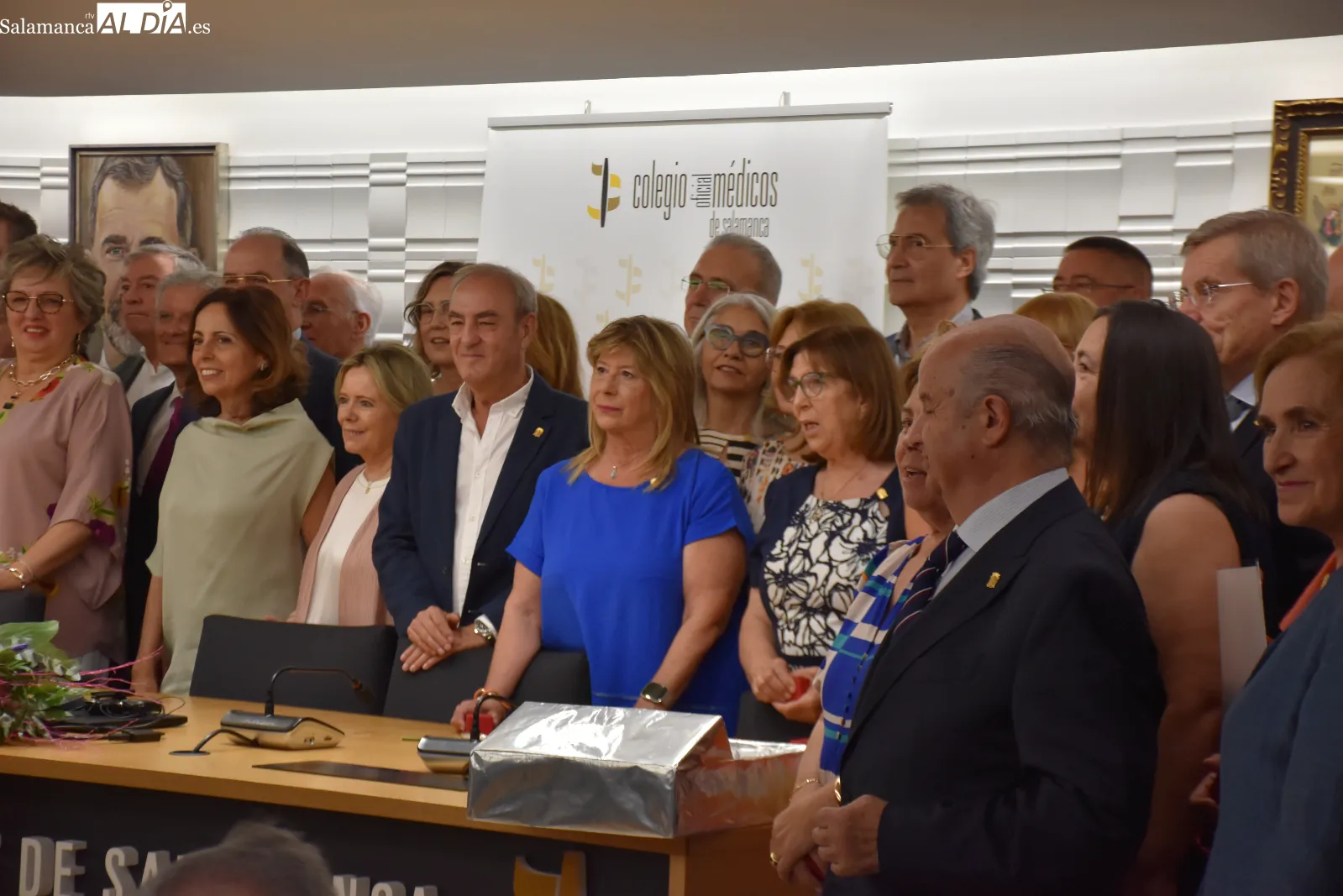 Entrega de medallas a 67 jubilados en el colegio de medicos. Fotos de Miguel González