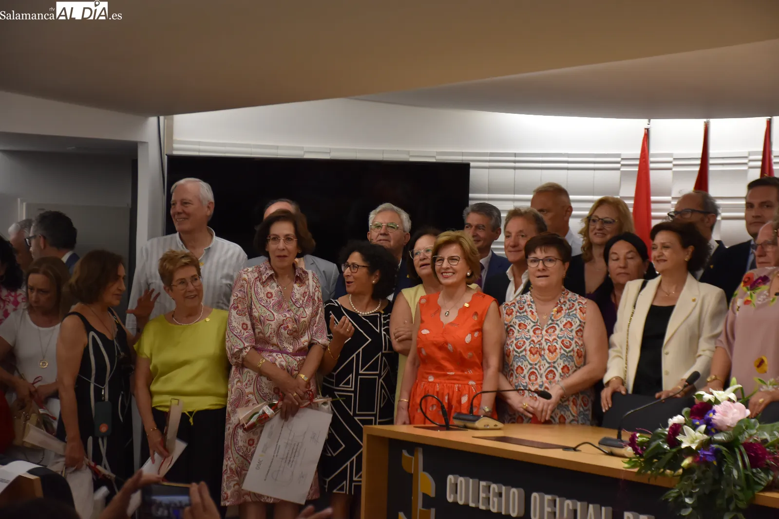 Entrega de medallas a 67 jubilados en el colegio de medicos. Fotos de Miguel González