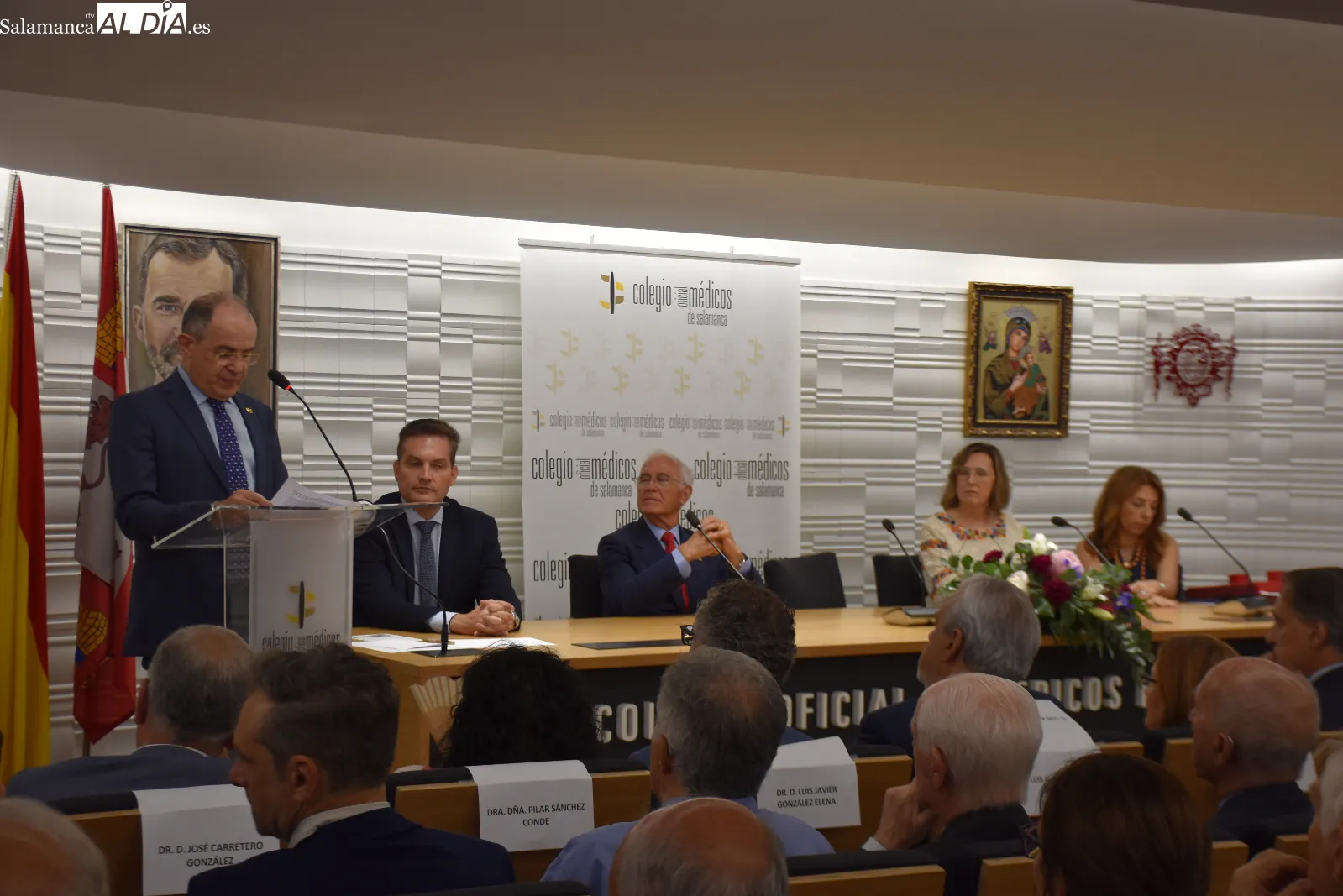 Entrega de medallas a 67 jubilados en el colegio de medicos. Fotos de Miguel González