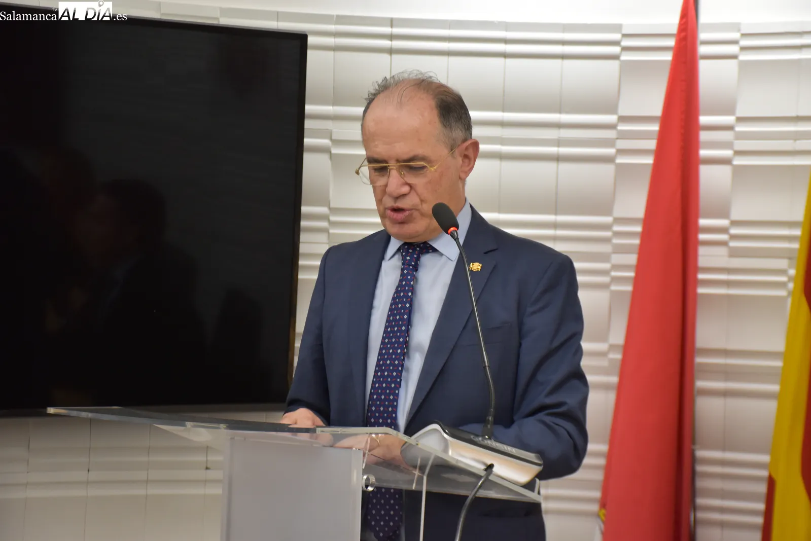 Entrega de medallas a 67 jubilados en el colegio de medicos. Fotos de Miguel González