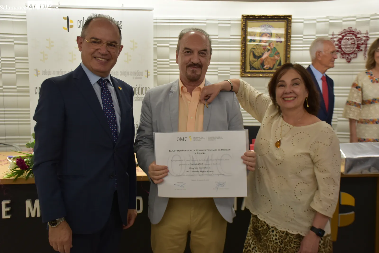 Entrega de medallas a 67 jubilados en el colegio de medicos. Fotos de Miguel González