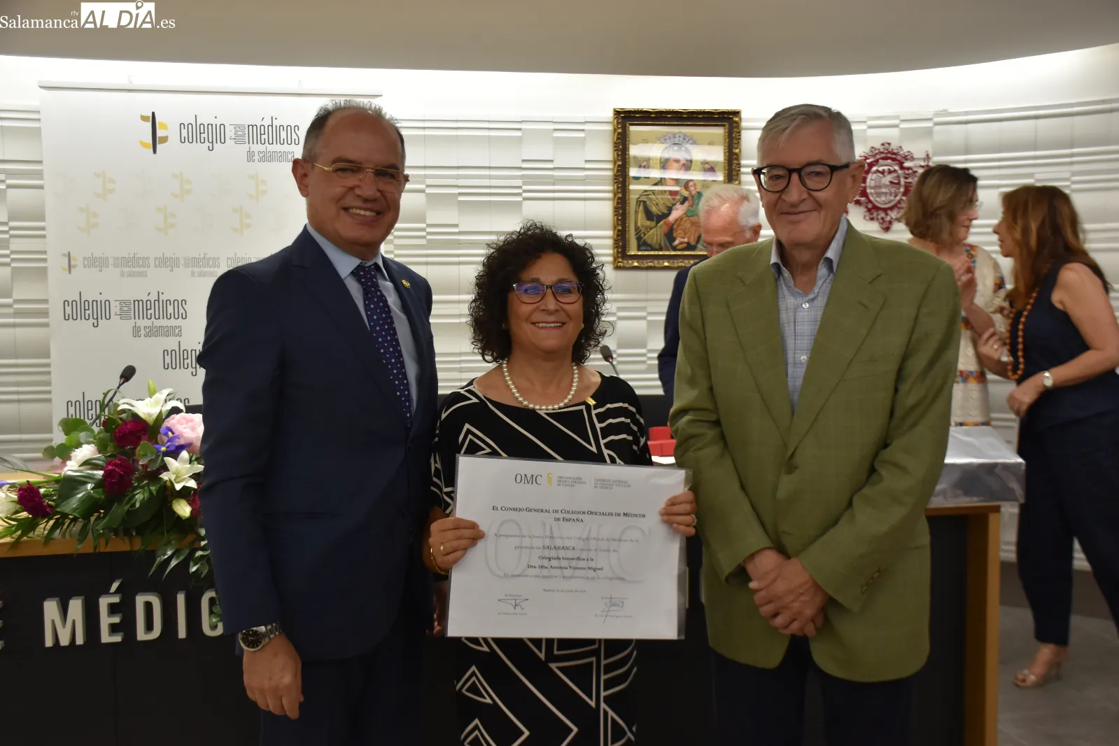 Entrega de medallas a 67 jubilados en el colegio de medicos. Fotos de Miguel González