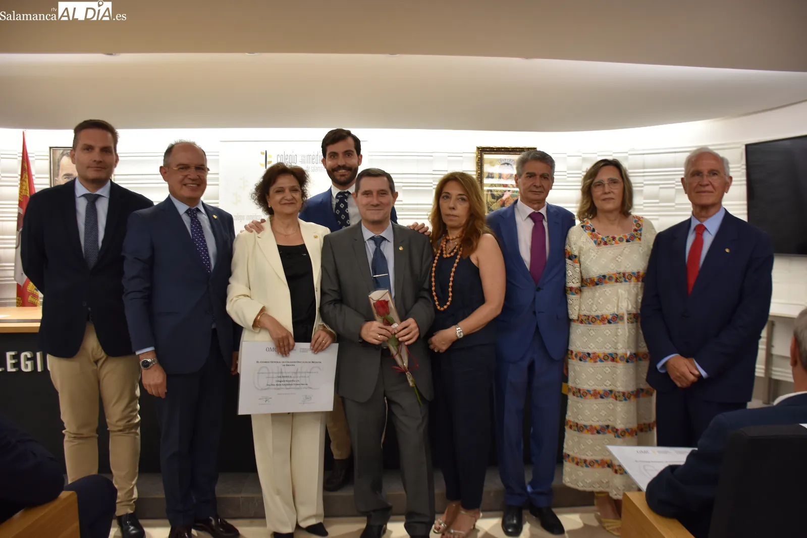 Entrega de medallas a 67 jubilados en el colegio de medicos. Fotos de Miguel González