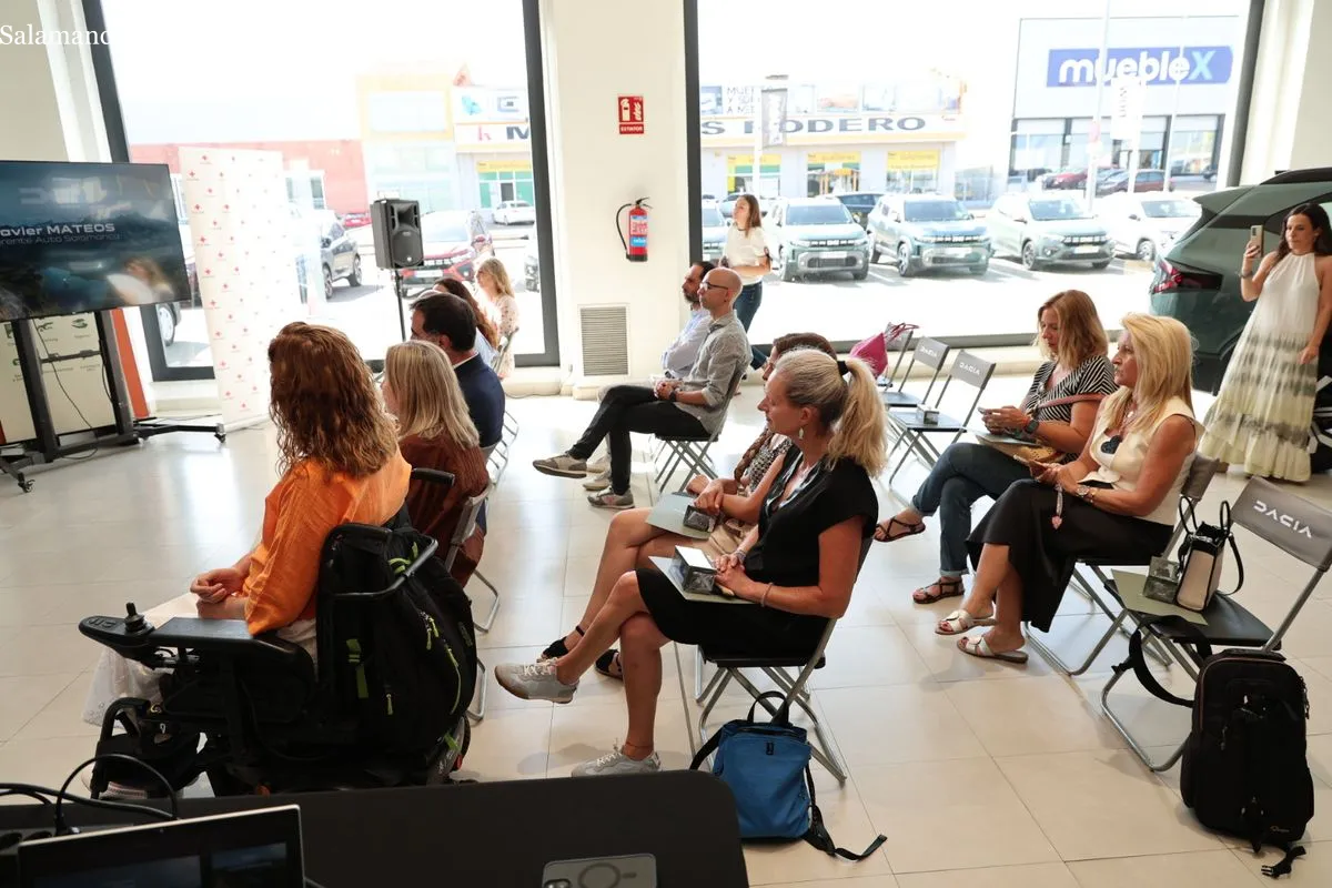 Presentación de la iniciativa solidaria CareMakers con la firma de un convenio de colaboración entre Cruz Roja y el concesionario Dacia Auto Salamanca. Foto de David Sañudo