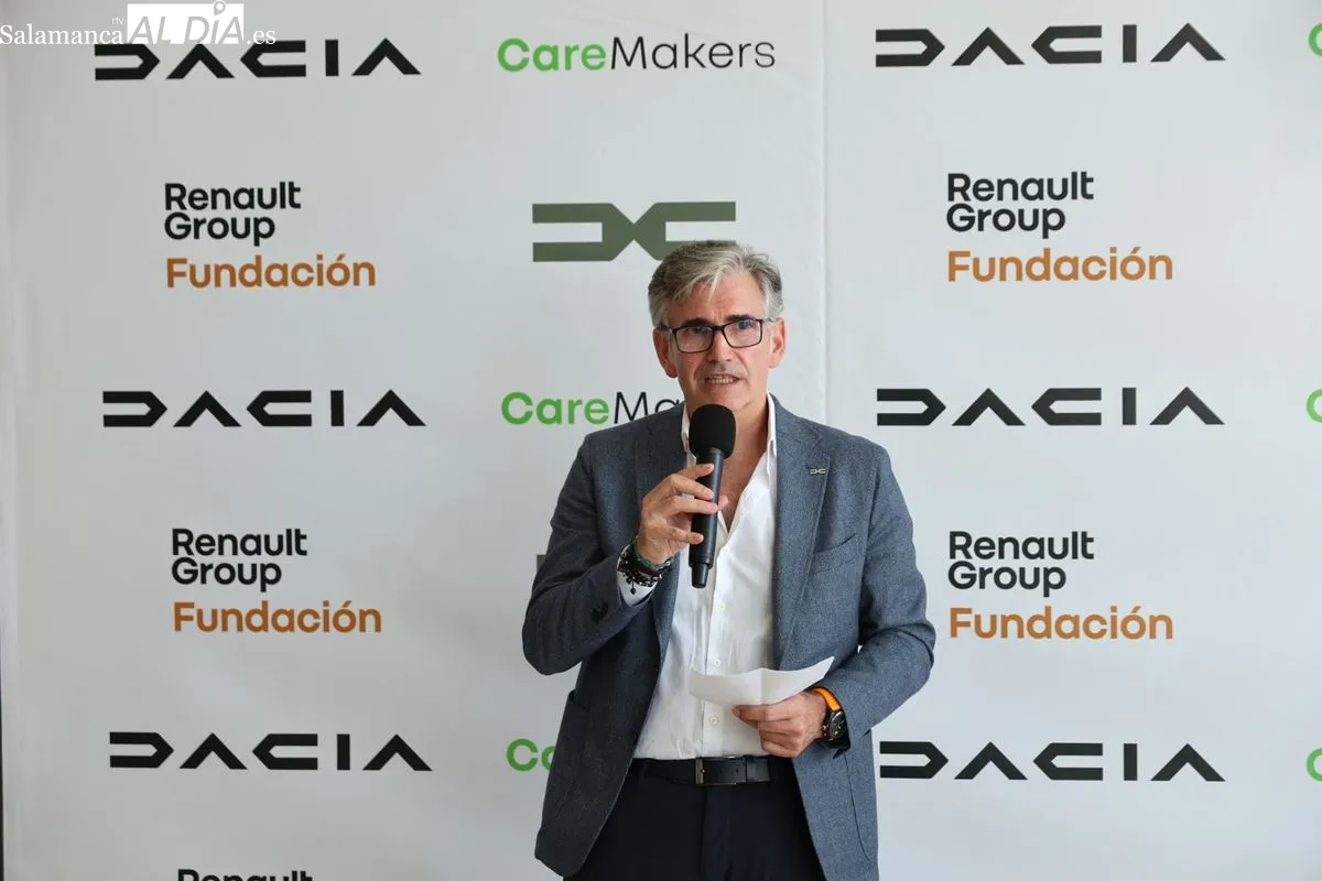 Presentación de la iniciativa solidaria CareMakers con la firma de un convenio de colaboración entre Cruz Roja y el concesionario Dacia Auto Salamanca. Foto de David Sañudo
