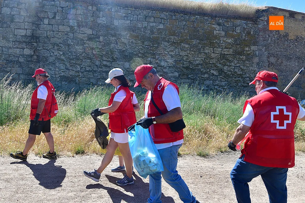 Voluntarios de Cruz Roja con el programa basuraleza