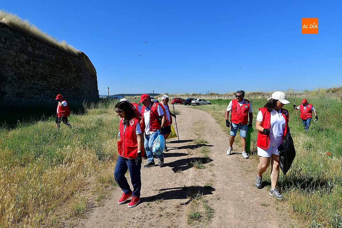 Voluntarios de Cruz Roja con el programa basuraleza