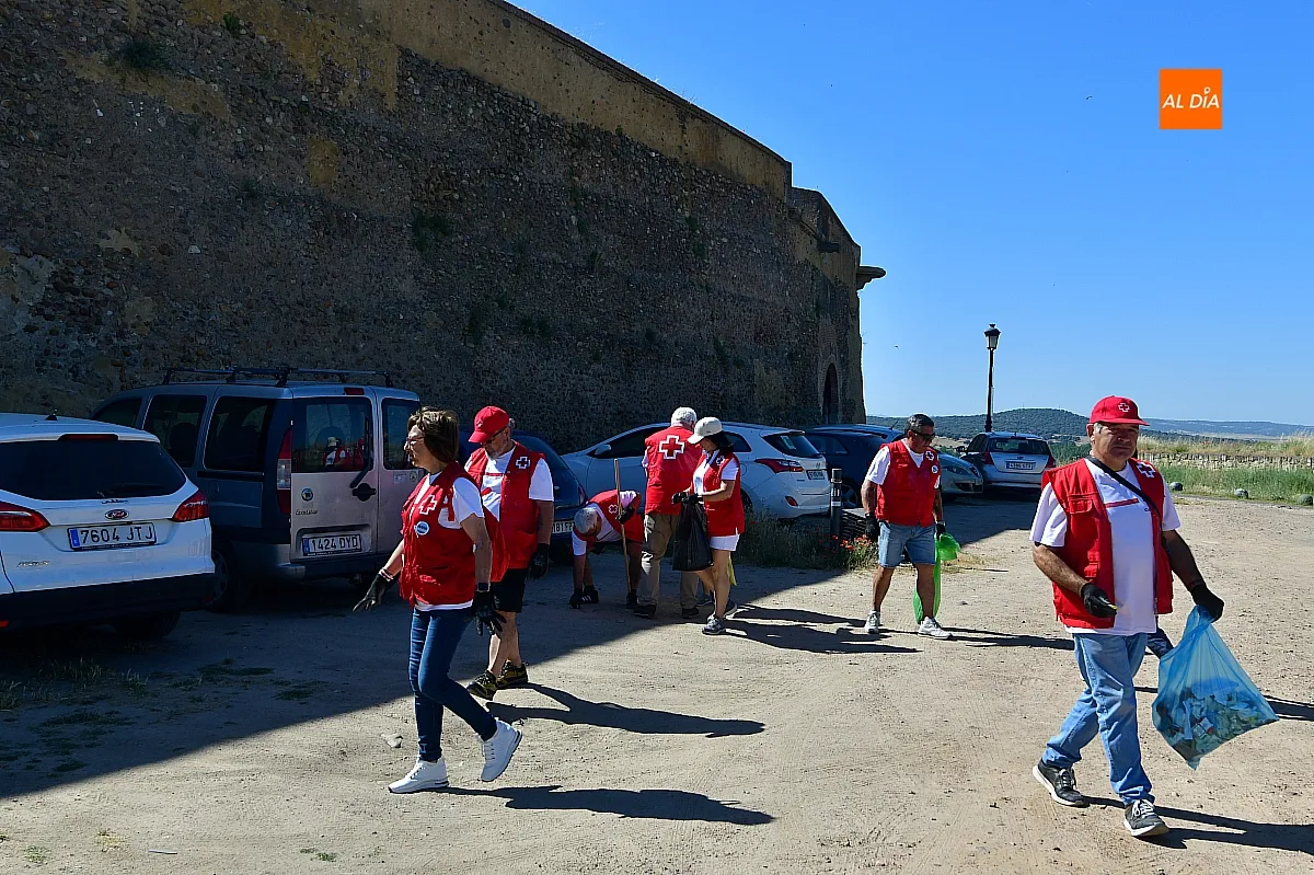 Voluntarios de Cruz Roja con el programa basuraleza