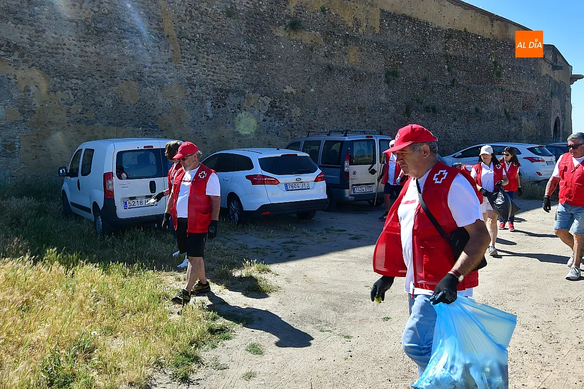 Voluntarios de Cruz Roja con el programa basuraleza