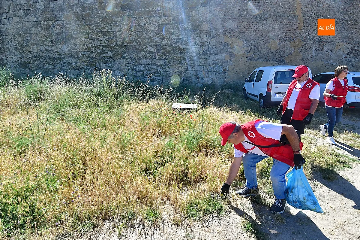Voluntarios de Cruz Roja con el programa basuraleza