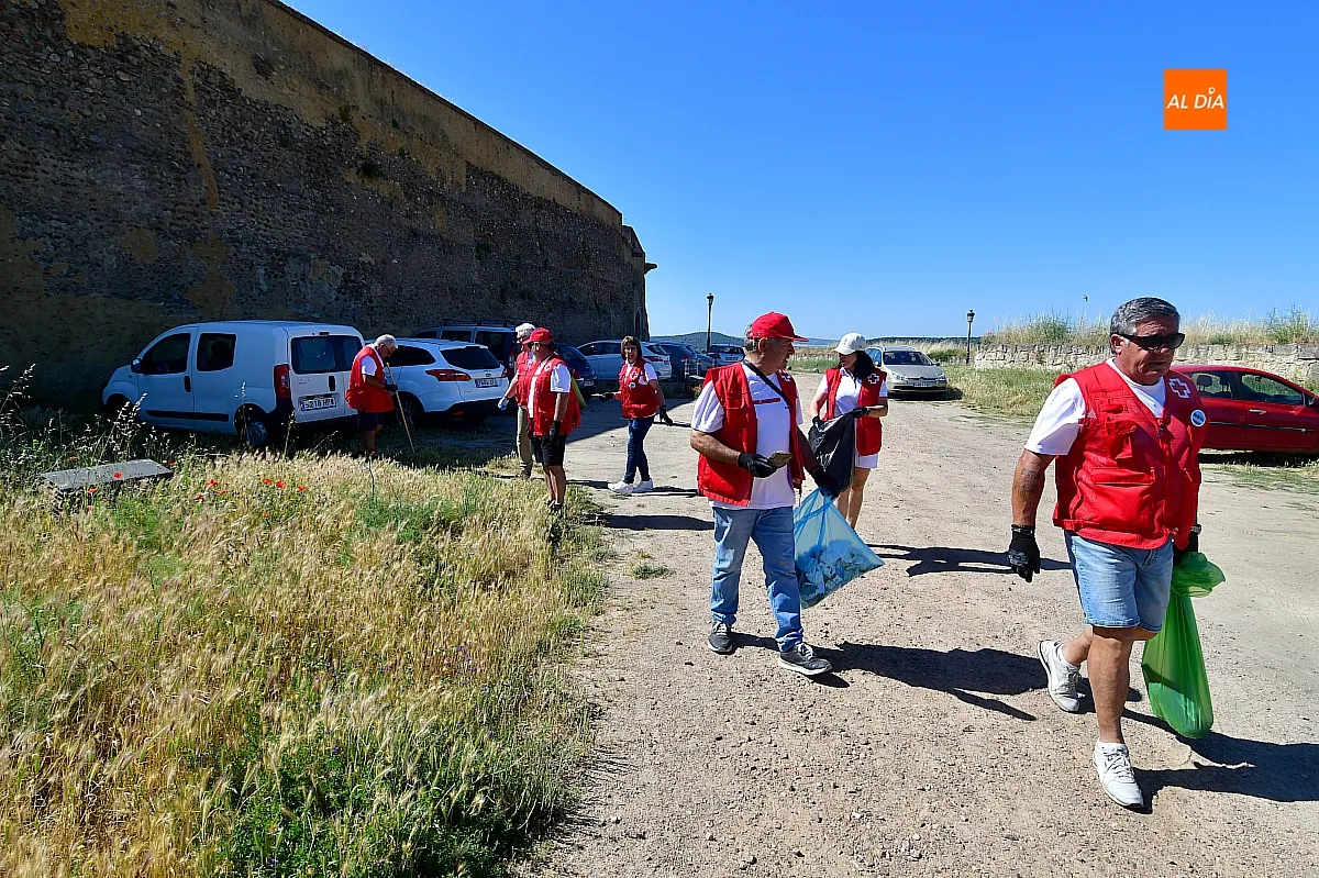Voluntarios de Cruz Roja con el programa basuraleza