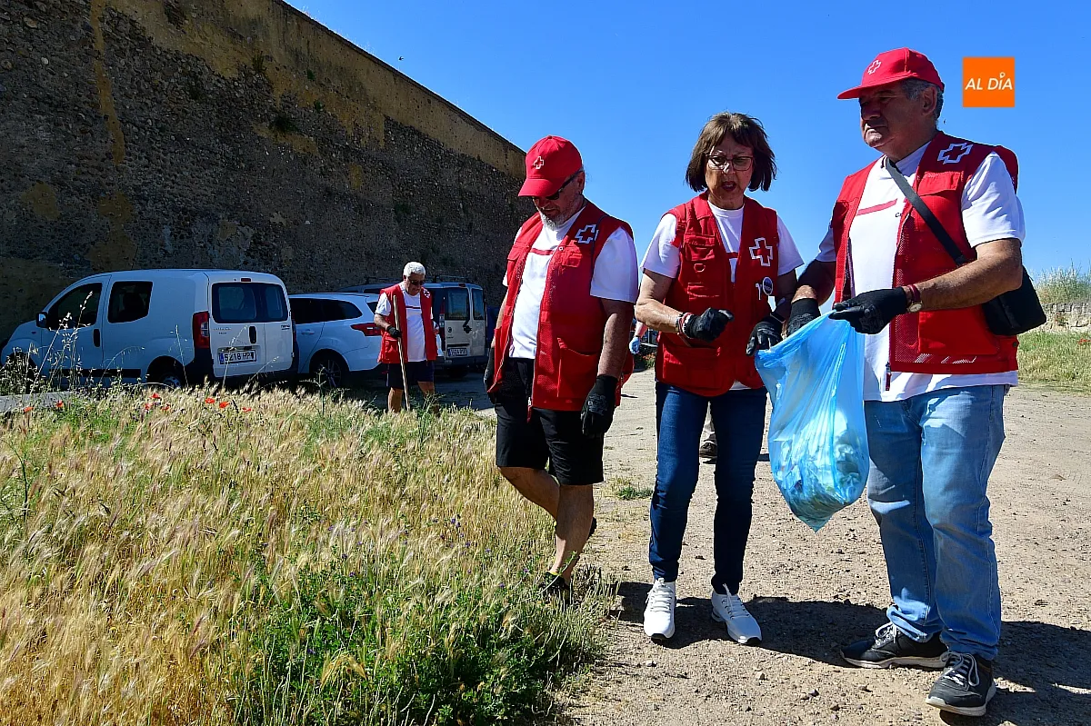 Voluntarios de Cruz Roja con el programa basuraleza