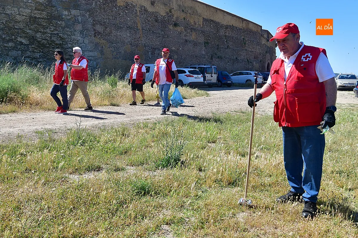 Voluntarios de Cruz Roja con el programa basuraleza