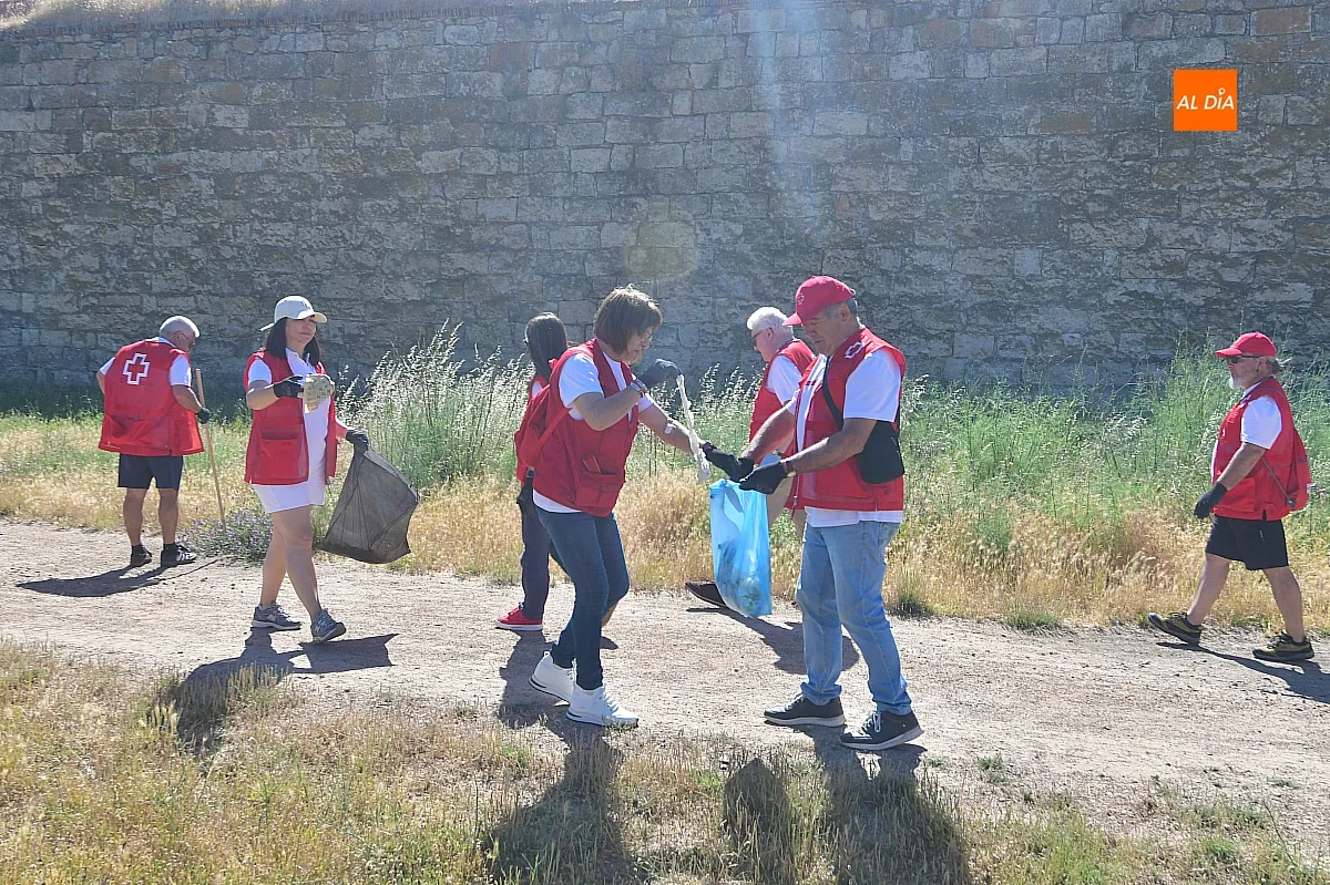 Voluntarios de Cruz Roja con el programa basuraleza