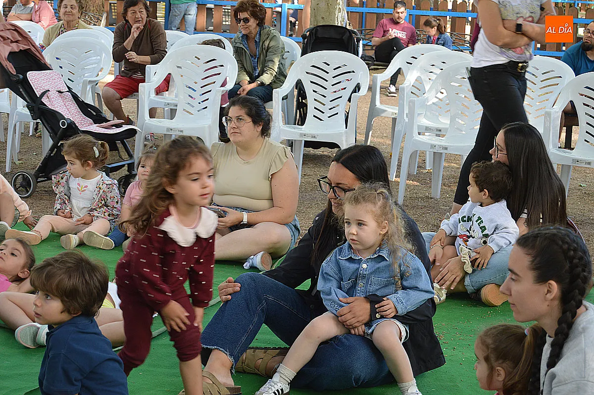Foto 6 - Los ni&ntilde;os disfrutan de un cuentacuentos sobre naturaleza y medio ambiente a cargo de Pilar Borrego