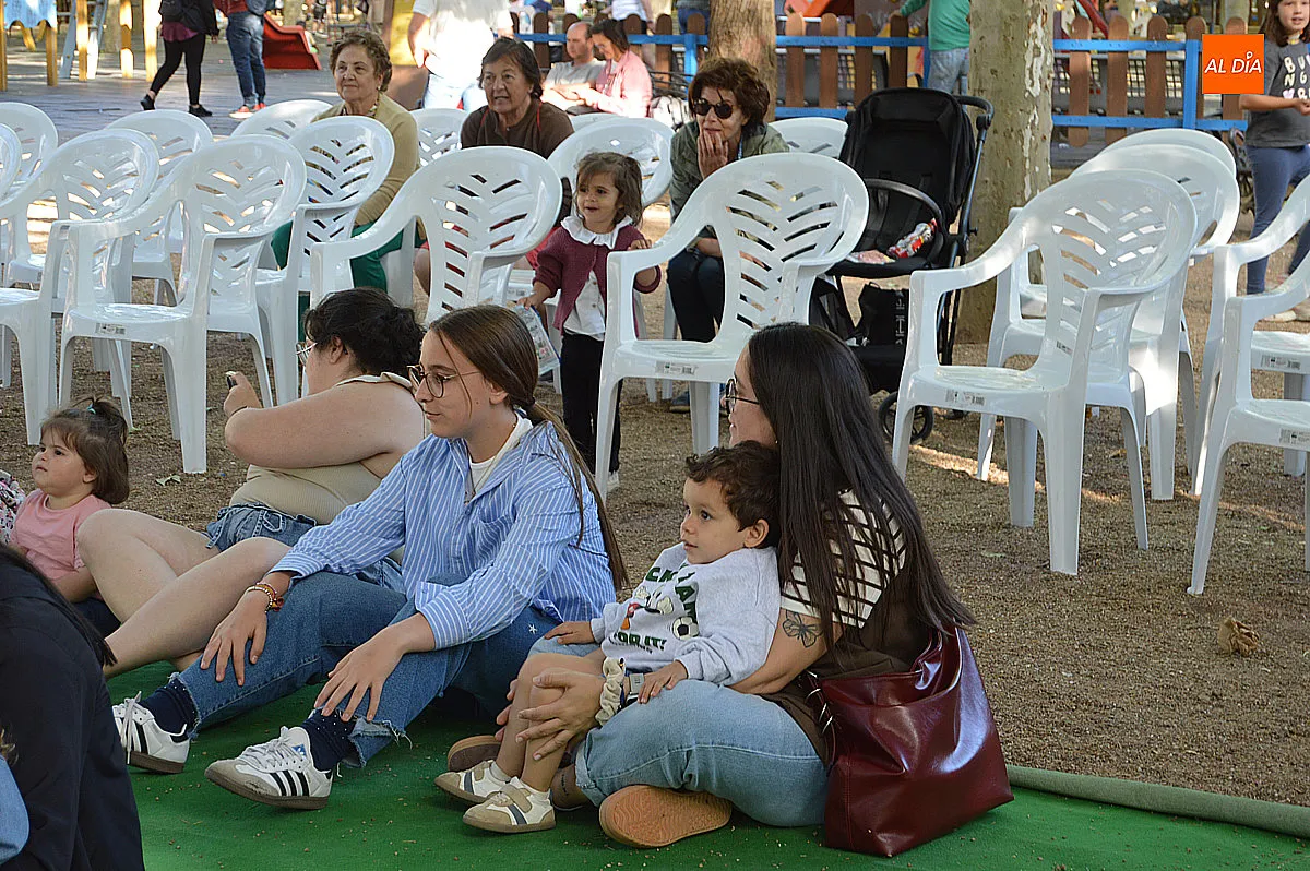 Foto 7 - Los ni&ntilde;os disfrutan de un cuentacuentos sobre naturaleza y medio ambiente a cargo de Pilar Borrego
