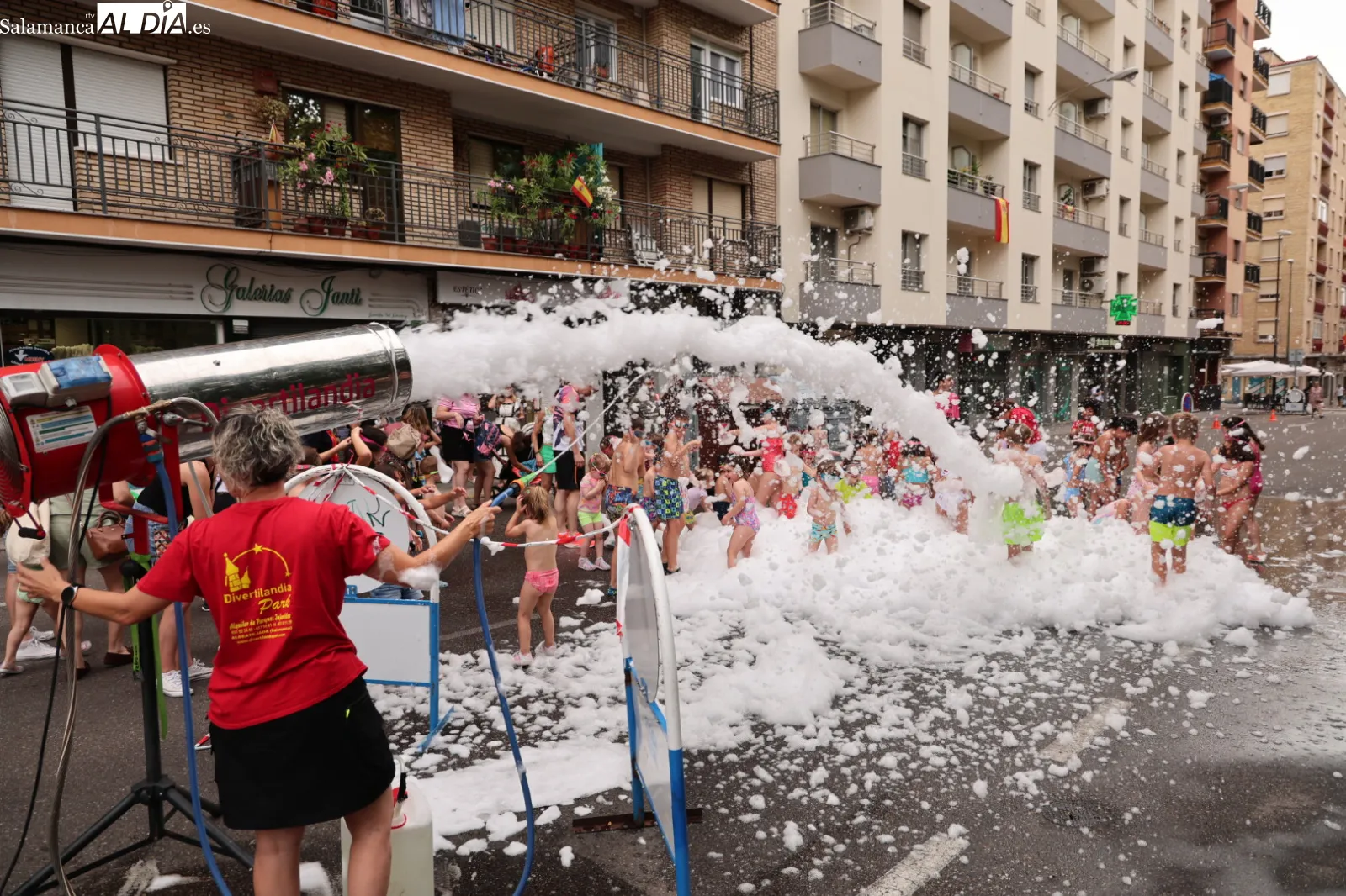 Fiesta de la espuma en la avenida de Campoamor de Salamanca por las fiestas de los barrios de Prosperidad, Delicias y San Isidro. Fotos: David Sañudo