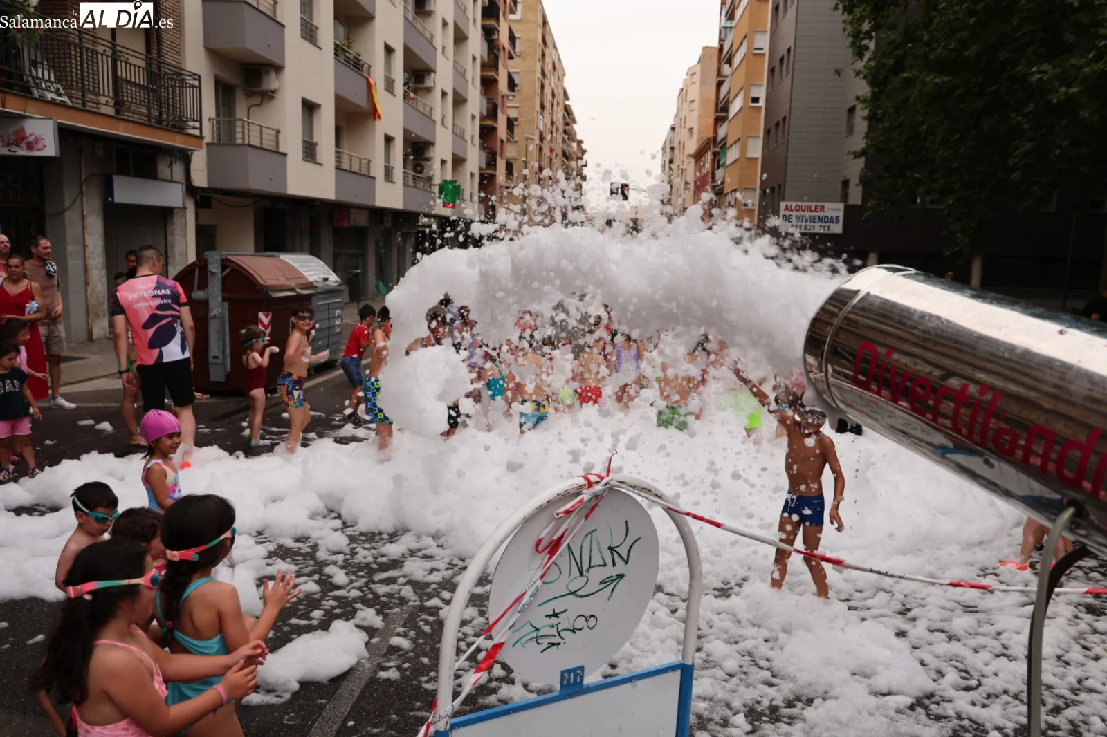 Fiesta de la espuma en la avenida de Campoamor de Salamanca por las fiestas de los barrios de Prosperidad, Delicias y San Isidro. Fotos: David Sañudo
