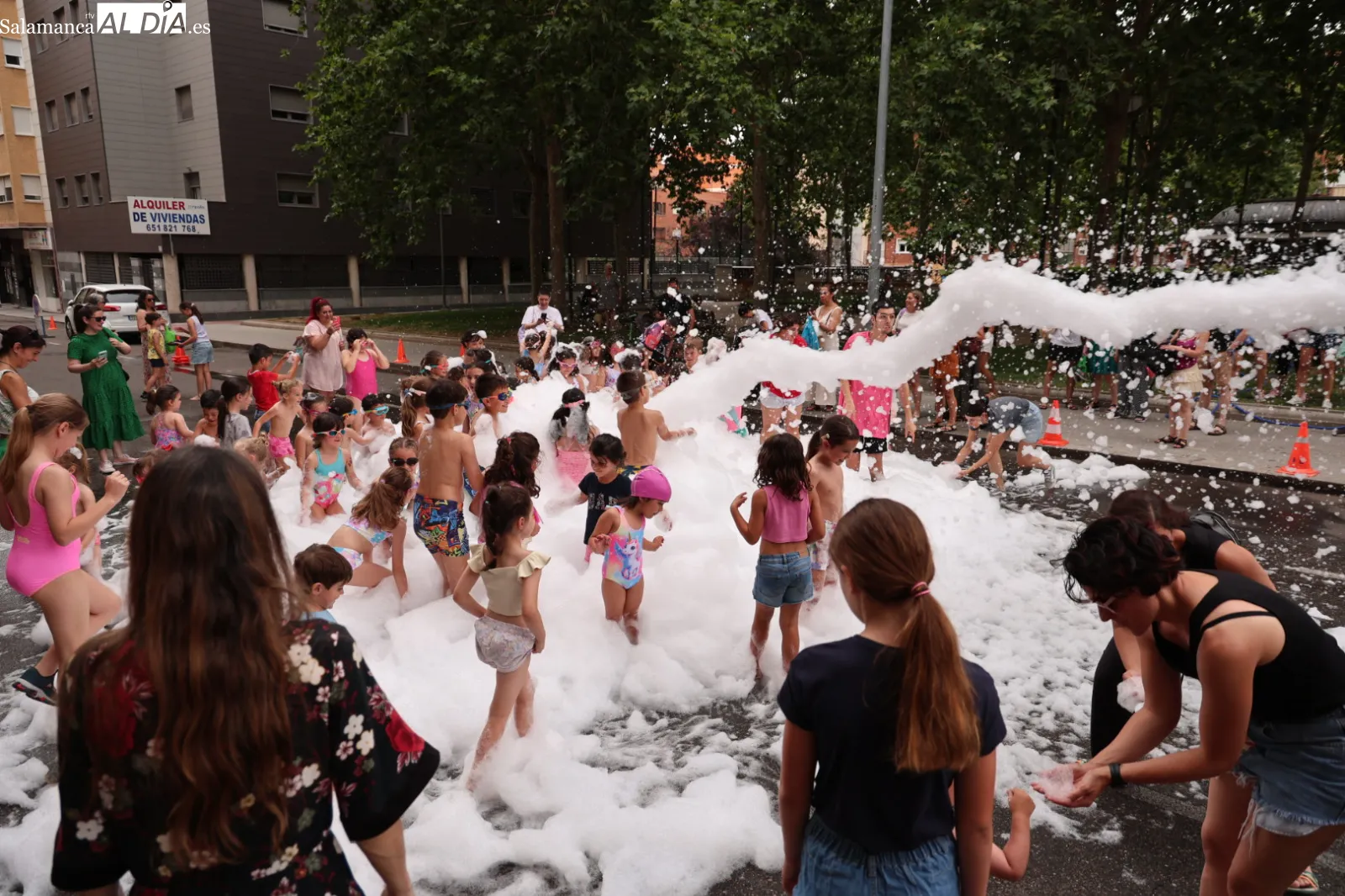Fiesta de la espuma en la avenida de Campoamor de Salamanca por las fiestas de los barrios de Prosperidad, Delicias y San Isidro. Fotos: David Sañudo
