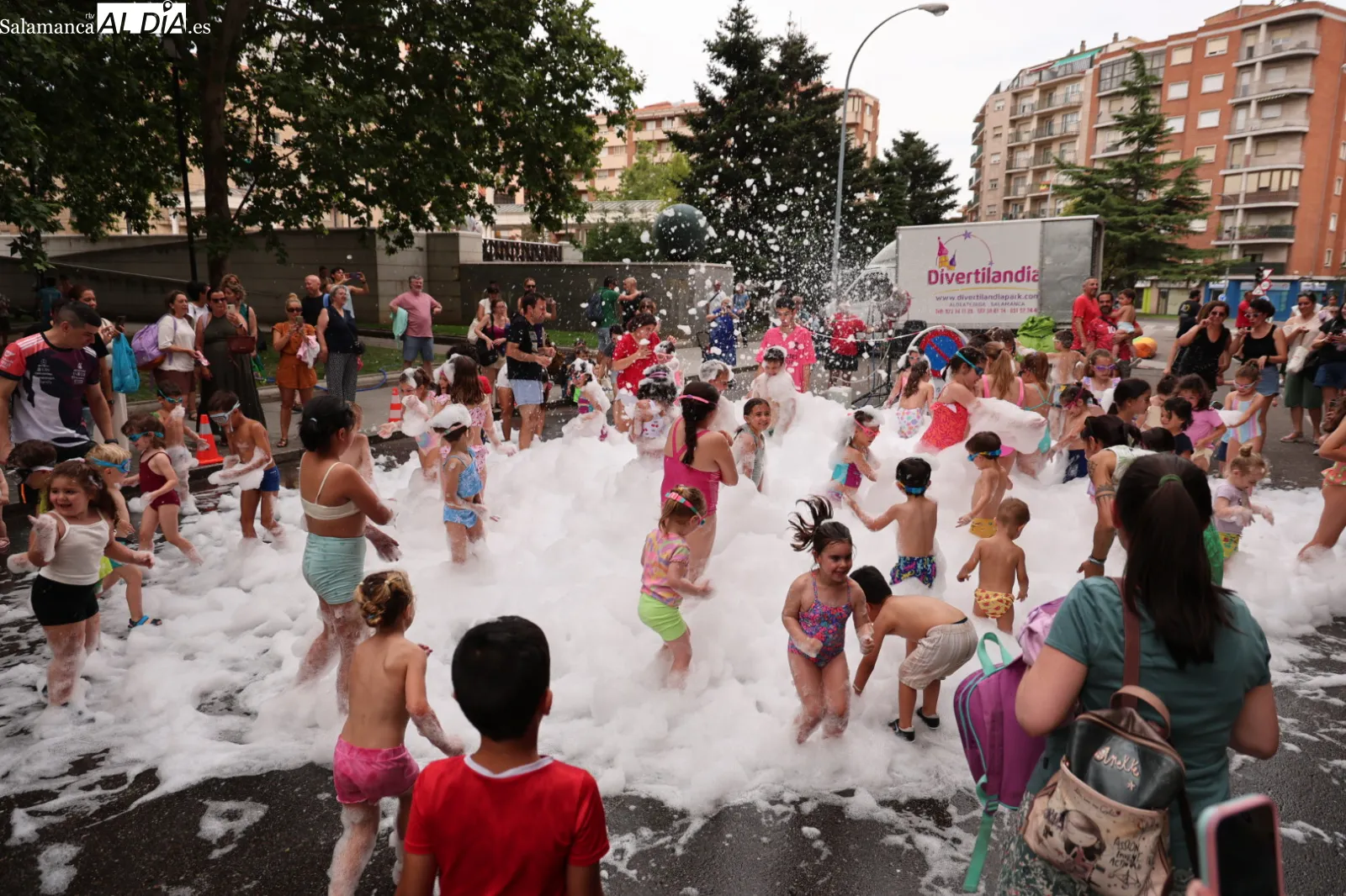 Fiesta de la espuma en la avenida de Campoamor de Salamanca por las fiestas de los barrios de Prosperidad, Delicias y San Isidro. Fotos: David Sañudo