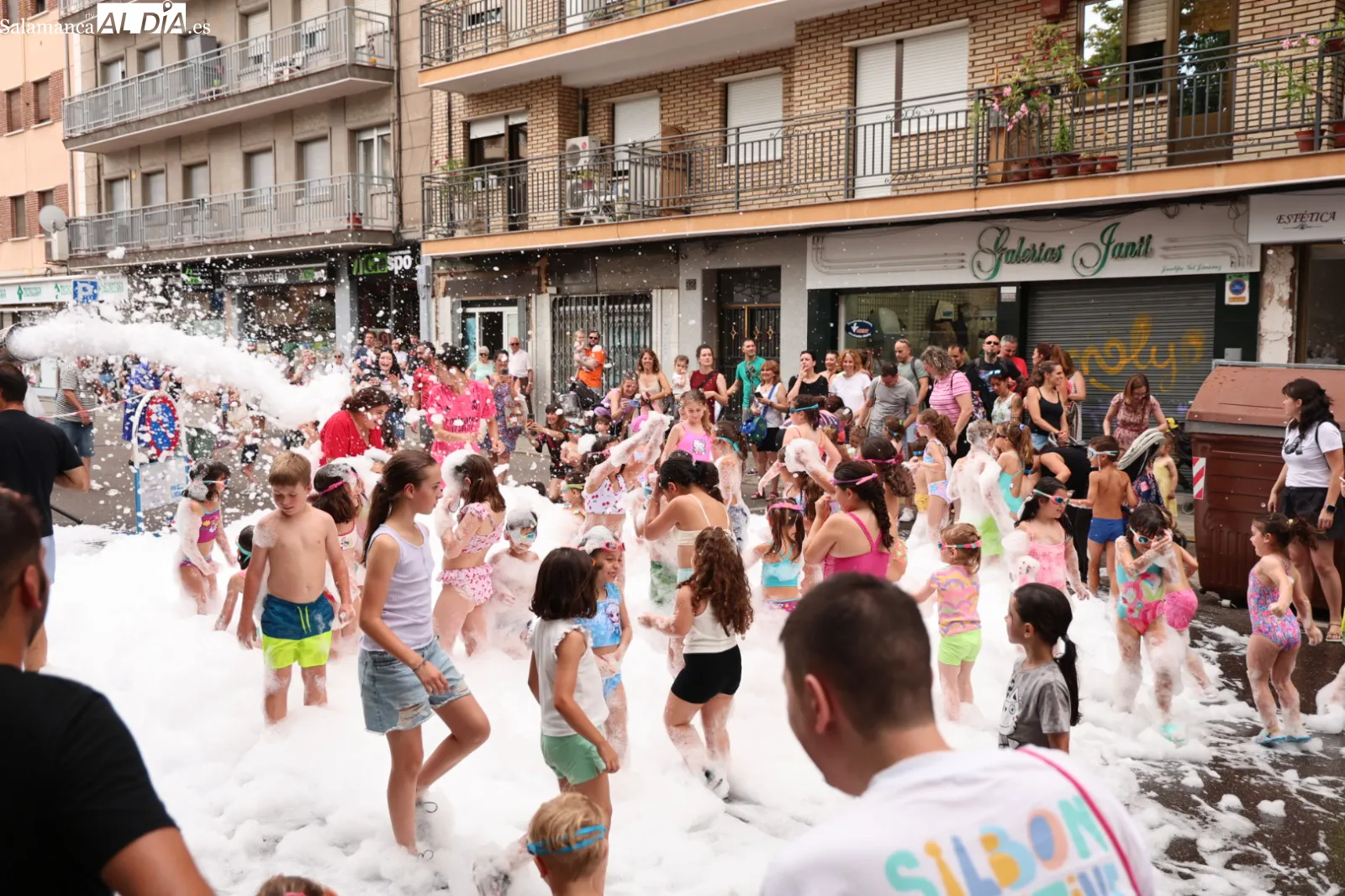 Fiesta de la espuma en la avenida de Campoamor de Salamanca por las fiestas de los barrios de Prosperidad, Delicias y San Isidro. Fotos: David Sañudo