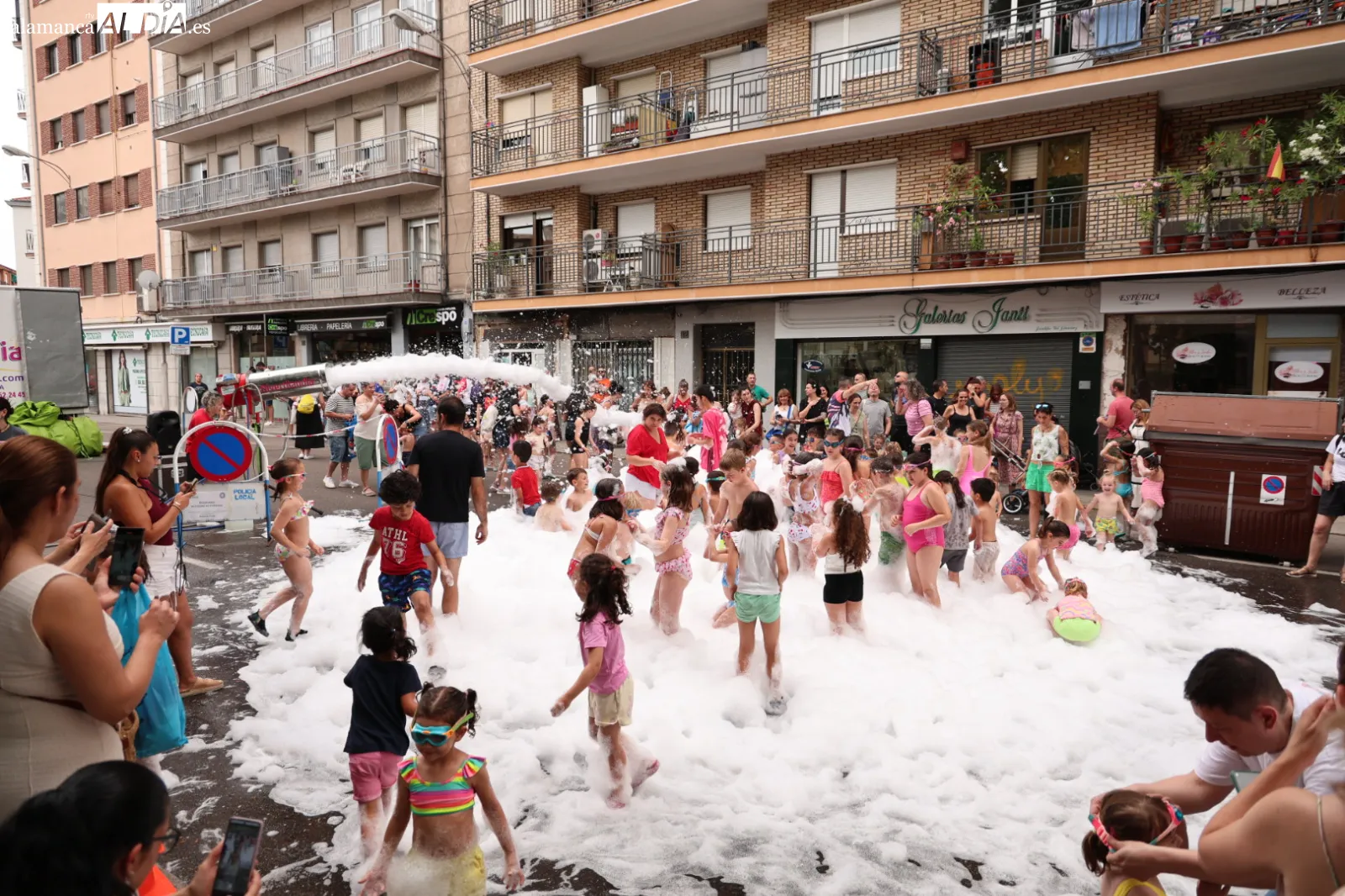 Fiesta de la espuma en la avenida de Campoamor de Salamanca por las fiestas de los barrios de Prosperidad, Delicias y San Isidro. Fotos: David Sañudo