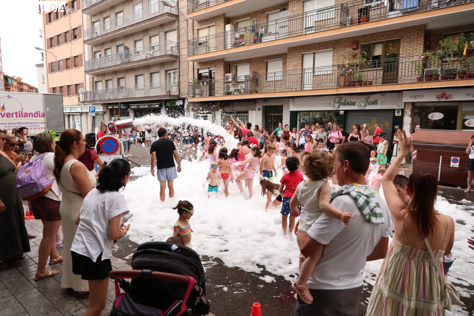 Fiesta de la espuma en la avenida de Campoamor de Salamanca por las fiestas de los barrios de Prosperidad, Delicias y San Isidro. Fotos: David Sañudo